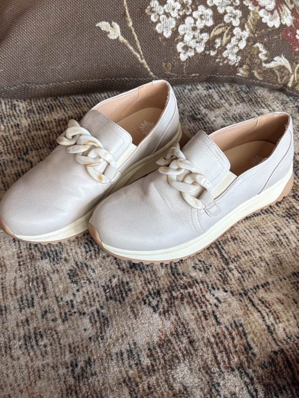 Yellow box Women's Cream Slip-On Chain Detail Casual Shoes sz 7